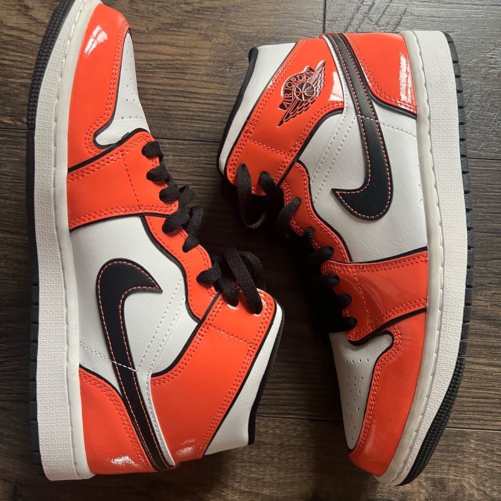 Nike Air Jordan 1 Mid Orange / Black